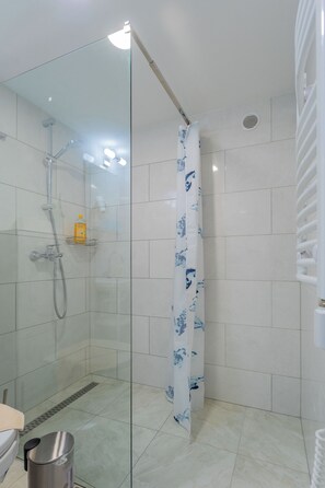 Standard Double or Twin Room, City View | Bathroom - Orbit Panzió (Budapest)