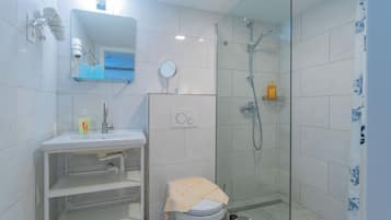 Standard Double or Twin Room, City View | Bathroom