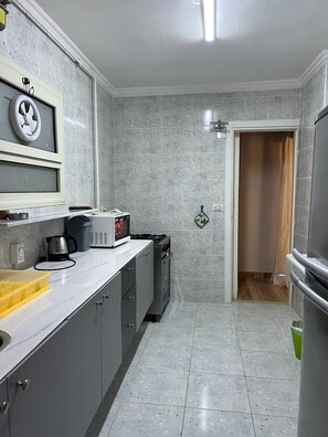 Frigorifero, microonde, forno, piano cottura