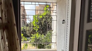 A room with a window, a door, and a ceiling light fixture. - Casa de Lama ~ Expat friendly, 2 Bedrooms, A/C (Degla Maadi)