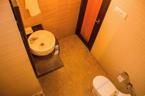 Double Room | Bathroom - Hotel The Mount N Mist Near Mall Road  (Nainital)