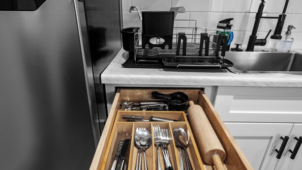 En kökslåda med köksredskap och en kavel.