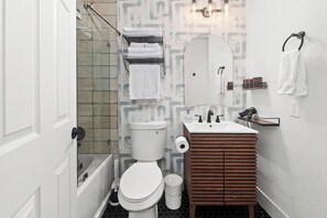 Secadora de cabello, toallas, jabón, papel de baño 
