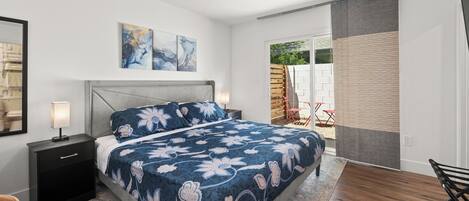 1 chambre, bureau, fer et planche à repasser, lit parapluie