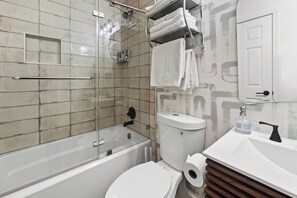 Ein Badezimmer mit Badewanne, Toilette und Waschbecken.