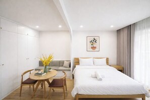Studio luxueux, balcon, vue sur la ville | Literie de qualité, décor unique, ameublement unique, bureau