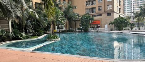 2 hồ bơi ngoài trời