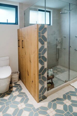 Hair dryer, towels - Luxury home in Las Lomas with beautiful garden views and private terrace. Fully furnished with equipped kitchen and AC in all bedrooms. Weekday staff included: housekeeping (7am–5pm) and cook for breakfast and lunch (9am–4pm) Groceries not included. (Miguel Hidalgo)