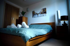 2 bedrooms, iron/ironing board, WiFi, bed sheets - The Comfort Hub, Leeds Train Station (Leeds)