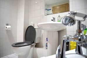 Douche, sèche-cheveux, serviettes fournies, savon