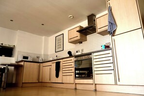 Microwave, oven, stovetop, dishwasher - The Comfort Hub, Leeds Train Station (Leeds)