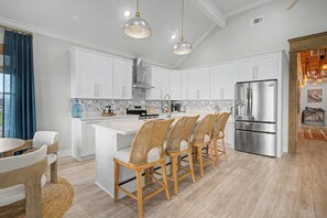 Fridge, microwave, oven, stovetop - Whiskey Lullaby - Beachfront with Pickle Ball Court (Grand Isle)