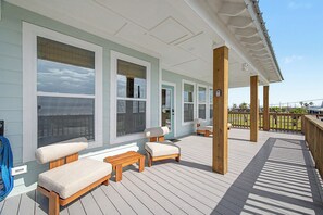 Terrace/patio - Whiskey Lullaby - Beachfront with Pickle Ball Court (Grand Isle)