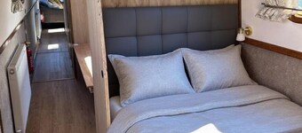 An Elegant Cruising‑Stern Narrowboat on the South Stratford Canal
