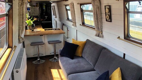 An Elegant Cruising‑Stern Narrowboat on the South Stratford Canal