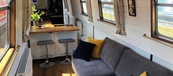 An Elegant Cruising‑Stern Narrowboat on the South Stratford Canal