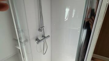 Douche, serviettes fournies, savon, papier toilette