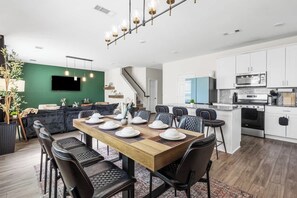 Dining - Spacious 5BR Home | NASA, Stadiums & Hobby Airport (Houston)