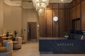 Lobby - Bright Studio w Oriel Window | StayCozy (London)
