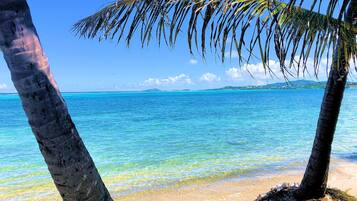 Plage, chaises longues, serviettes de plage