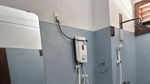A bathroom with a sink, toilet, and shower. - Serrena Airport Guest House - Colombo (Seeduwa)
