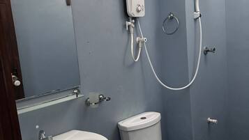 Deluxe dubbelrum eller tvåbäddsrum - utsikt mot trädgården | Badrum