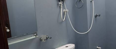 Un baño con lavamanos, inodoro y ducha.