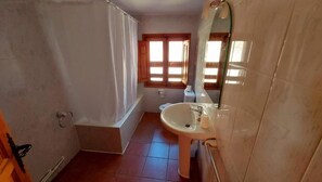 Standard Twin Room, Courtyard View | Bathroom - Camping solau (ESPOT)