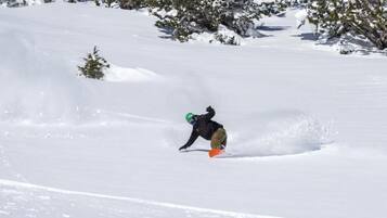 Um snowboarder em uma paisagem coberta de neve.