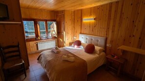 Superior Double Room, Courtyard View | Free WiFi - Camping Solau (Espot)