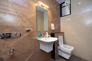 Standard Twin Room | Bathroom - Reunion DeHomes - Premium Suites (Udupi)