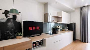 Luxury Studio, Balcony, City View | Private kitchen | Fridge, microwave, oven, stovetop