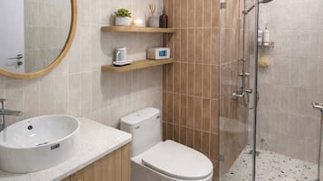 Estudio de lujo, balcón, vistas a la ciudad | Baño | Ducha, artículos de higiene personal gratuitos y secador de pelo