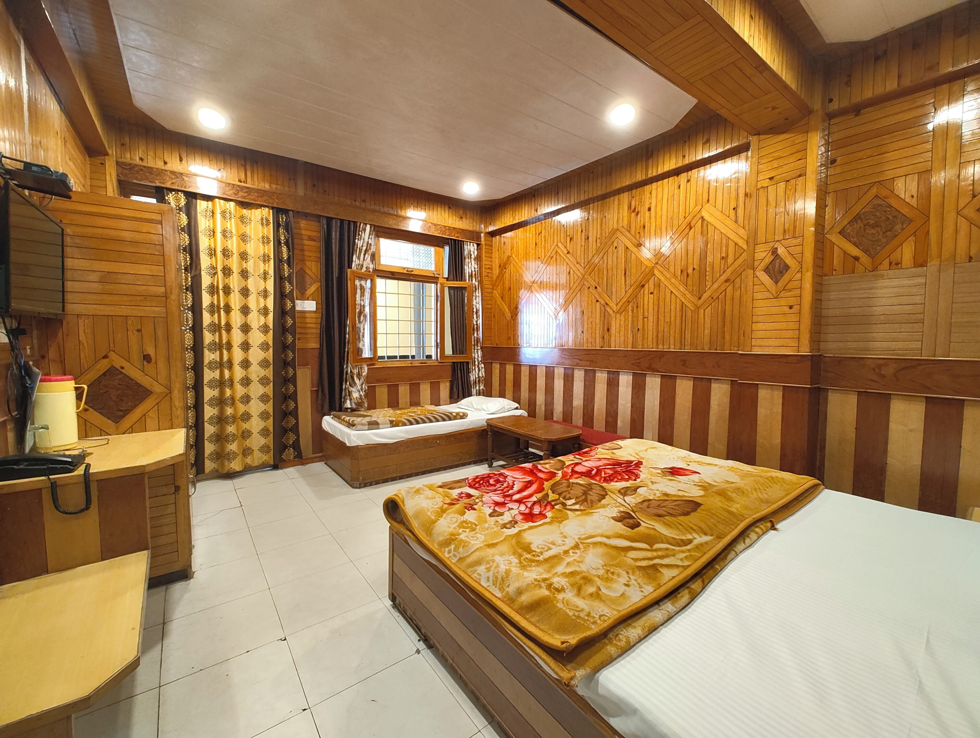 Habitación triple Deluxe, vista al lago | Ropa de cama hipoalergénica, escritorio y insonorización 