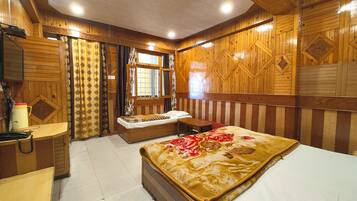 Habitación triple Deluxe, vista al lago | Ropa de cama hipoalergénica, escritorio y insonorización
