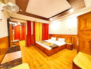 Deluxe Double Room | Peralatan tempat tidur hipoalergenik, meja, kalis bunyi 