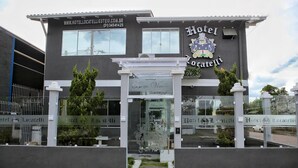 Un hotel con una recepción, una dirección web y un número de contacto.