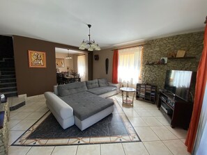 Living area - Ferienhaus zu vermieten für 8+2 Gäste mit Außenpool und Klimaanlage (Balatonfűzfő)