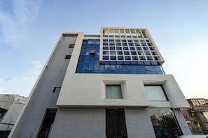 Ein modernes Gebäude mit Glasfassade, flachem Dach und einem rechteckigen Fensterzug