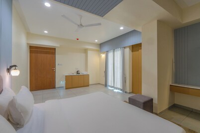 hotel monville alkapuri