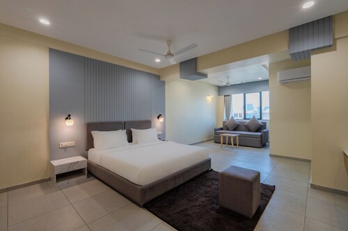 hotel monville alkapuri