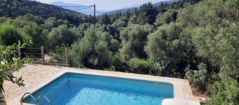 MATHILAD'S HOUSE: traditional stone house in unspoiled nature