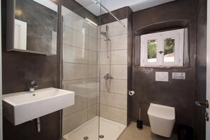 Shower, hair dryer, towels, soap - MATHILAD'S HOUSE: traditional stone house in unspoiled nature (Tselendata)