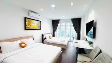Free minibar, desk, laptop workspace, blackout curtains