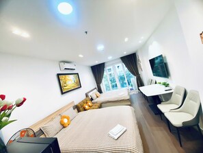 Free minibar, desk, laptop workspace, blackout curtains - Lemon Skycenter Near The Airport (Tan Son Hoa)