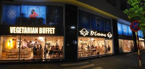 Outdoor dining - Lemon Skycenter Near The Airport (Tan Son Hoa)