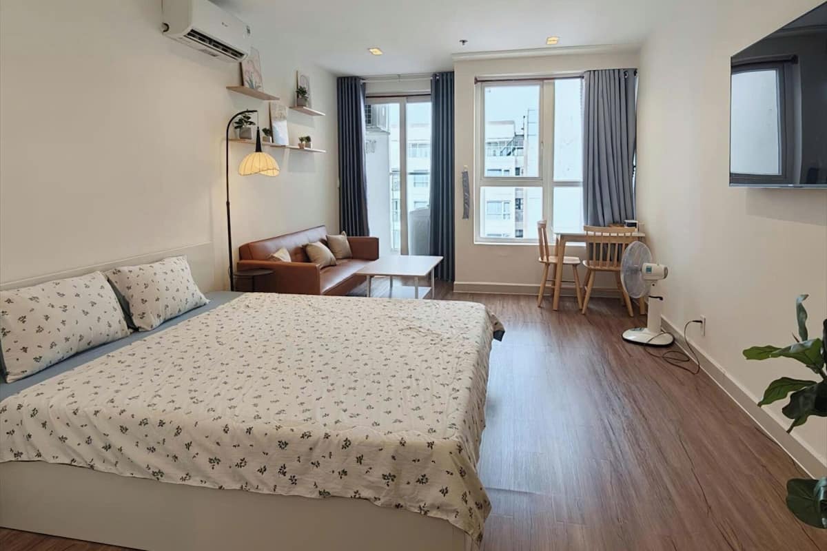 Appartamento Standard, 1 camera da letto, cucina, vista piscina | Minibar con snack e bevande gratuite, una scrivania, postazione laptop
