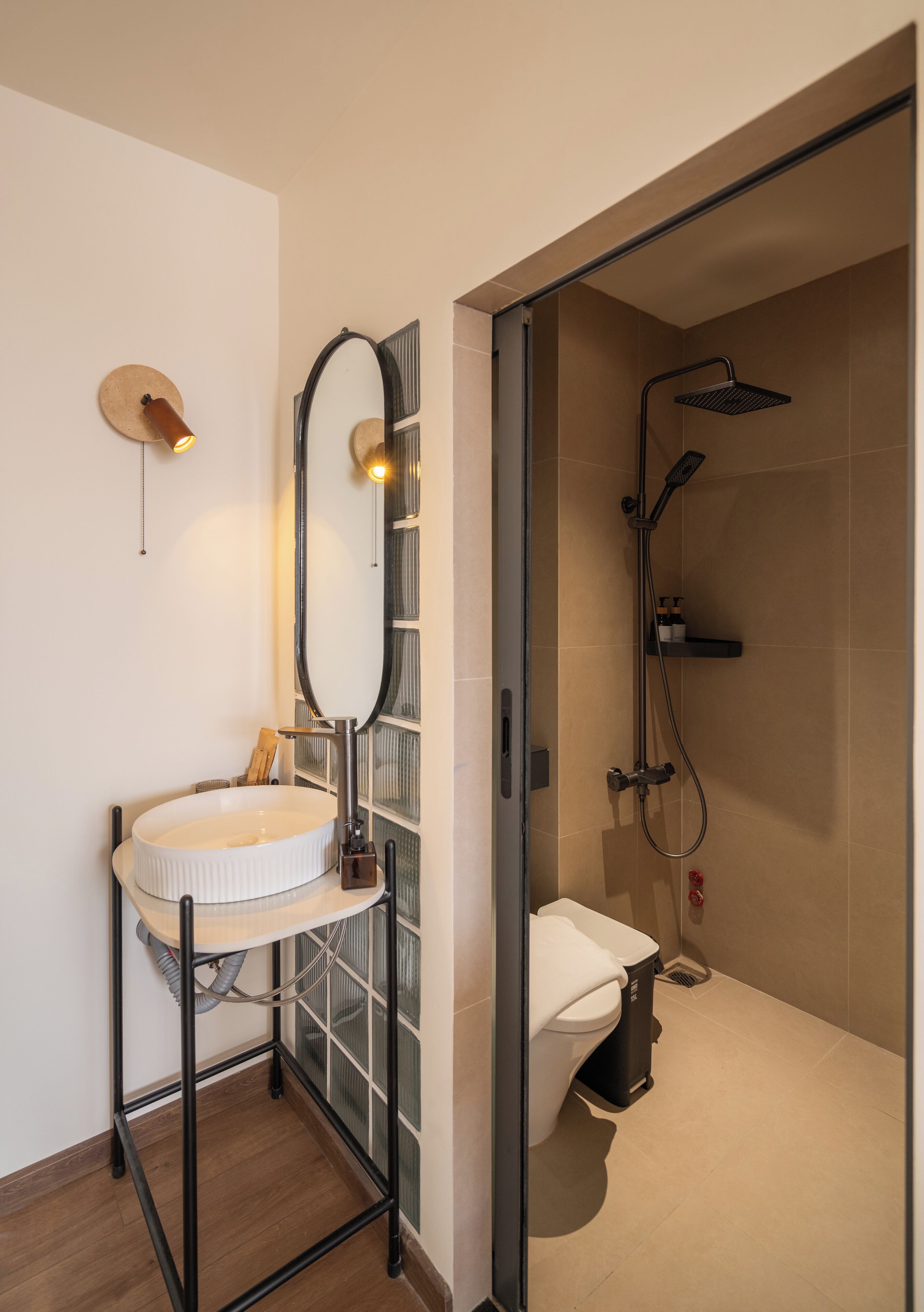 Comfort Studio | Bathroom | Separate bathtub and shower, free toiletries, hair dryer, slippers
