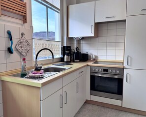 Fridge, oven, stovetop, coffee/tea maker - Berta`s Heim Meerblickappartement (Sassnitz)