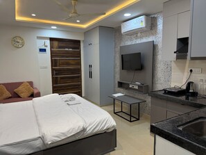 1 bedroom, iron/ironing board, Internet, bed sheets - Cozy 1-bedroom studio in fantastic Jaipur with AC and fitness room (Jaipur)